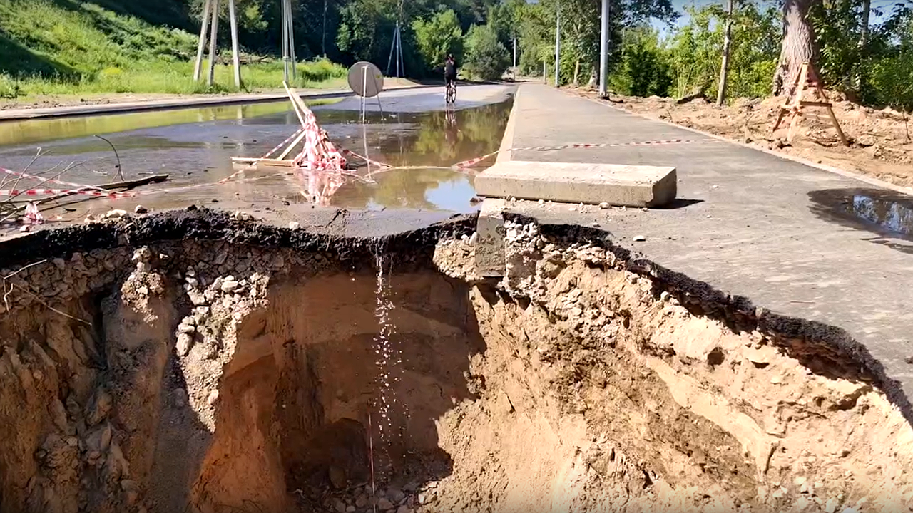 Главная картинка новости: Вслед за музейным склоном в Калуге начала проваливаться Яченская набережная