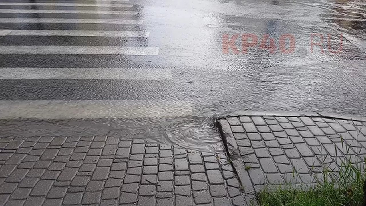 Главная картинка новости: В Калуге из-за сильного дождя улицы превратились в реки 