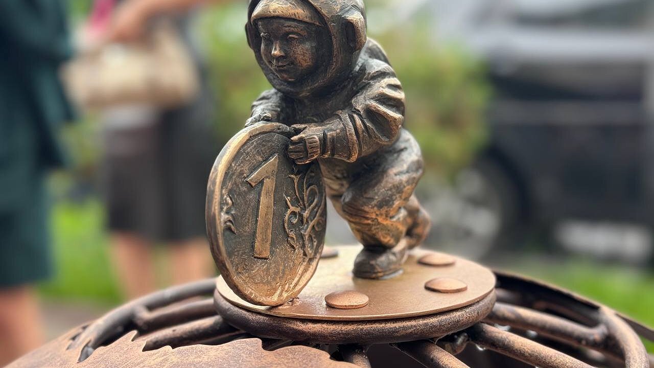 Главная картинка новости: В Калуге установили арт-объект: космонавтик с монетой 