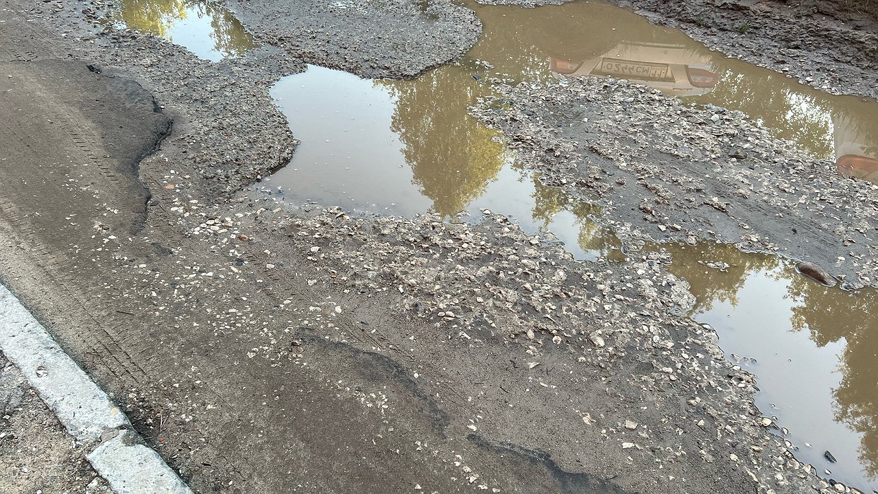 Главная картинка новости: Огромная дыра в асфальте образовалась в центре Калуги