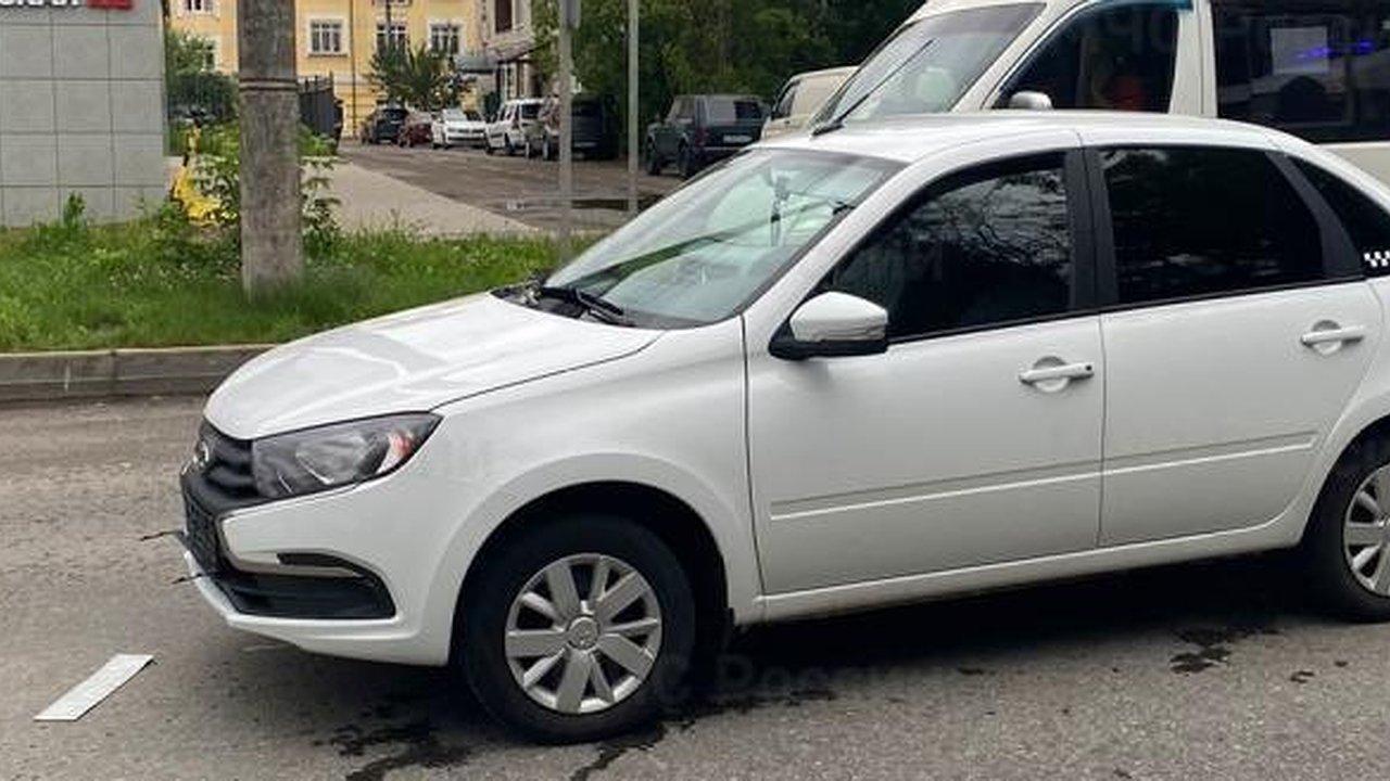 Главная картинка новости: В Калуге машина сбила двоих детей: девочки перебегали дорогу в неположенном месте 