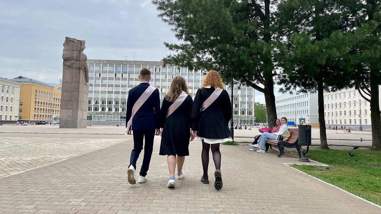 Главная картинка новости: В Калужской области более 400 выпускников окончили школу на золотую медаль