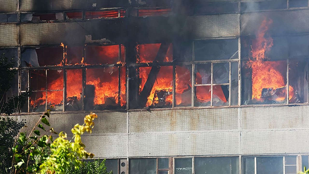 Главная картинка новости: Собственницей сгоревшего в Москве здания бывшего НИИ оказалась калужанка