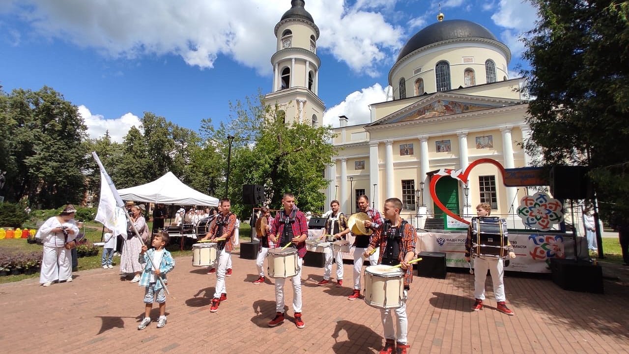 Главная картинка новости: В Калуге с размахом отметили День семьи, любви и верности