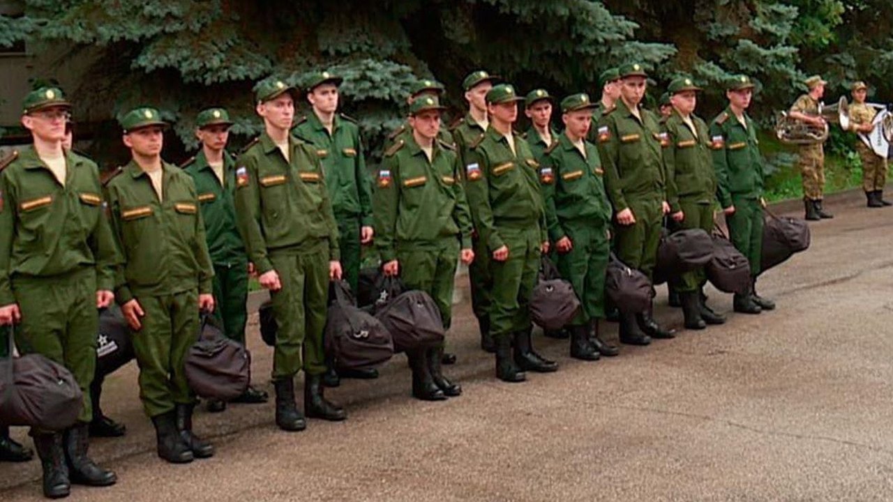 Главная картинка новости: Выяснилось сколько мигрантов из Калужской области призвали в армию