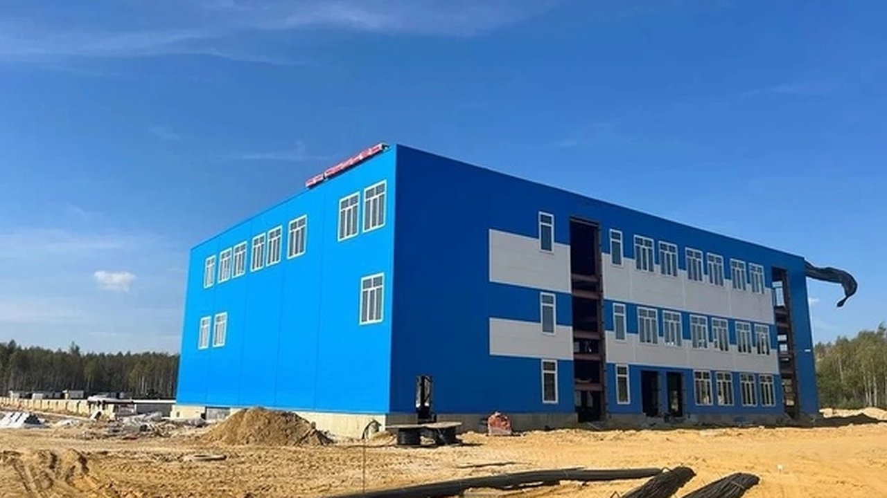 Главная картинка новости:  В Калуге крытый футбольный манеж на стадионе "Спутник" достроят до конца года