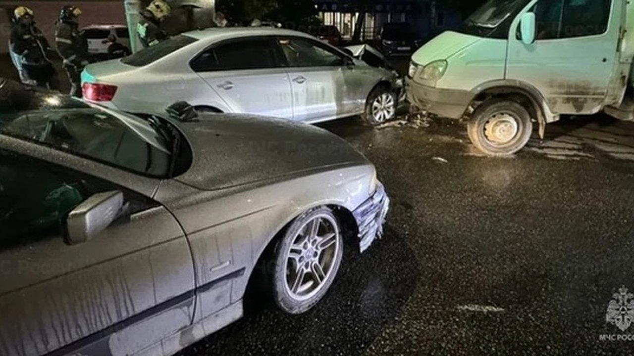 Главная картинка новости: Ночная авария на улице Ленина в Калуге: три автомобиля и один пострадавший