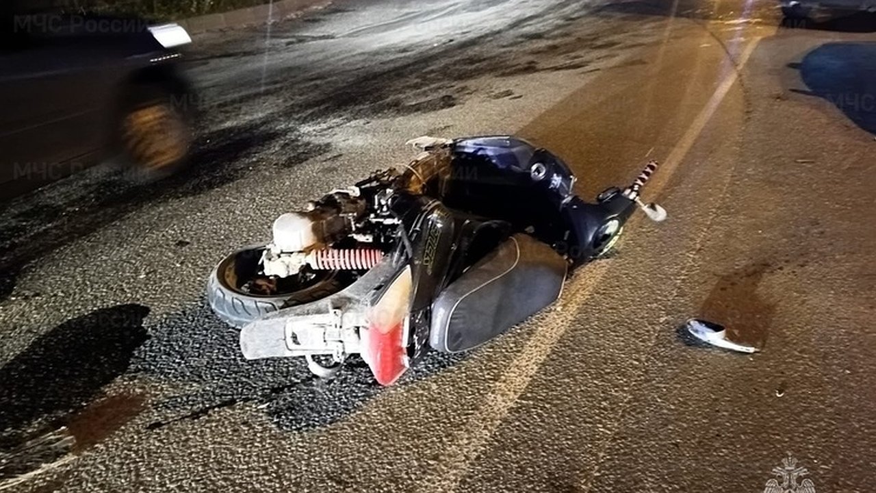 Главная картинка новости: Несколько человек пострадали в Калуге в столкновении скутера с автомобилем