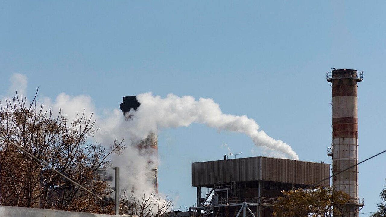 Главная картинка новости: Жители Ферзиково опять жалуются на вонючий завод