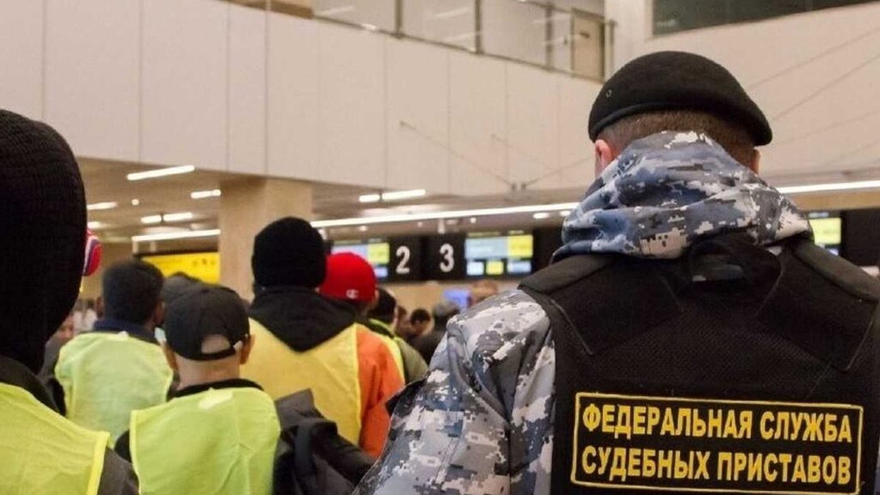 Главная картинка новости: Калужские приставы депортировали из РФ 70 нелегалов