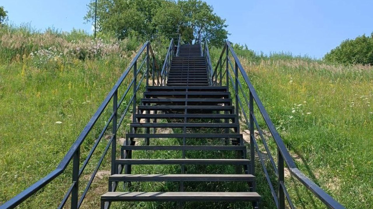 Главная картинка новости: В Перемышльском районе Калужской области проводится благоустройство подхода к озеру