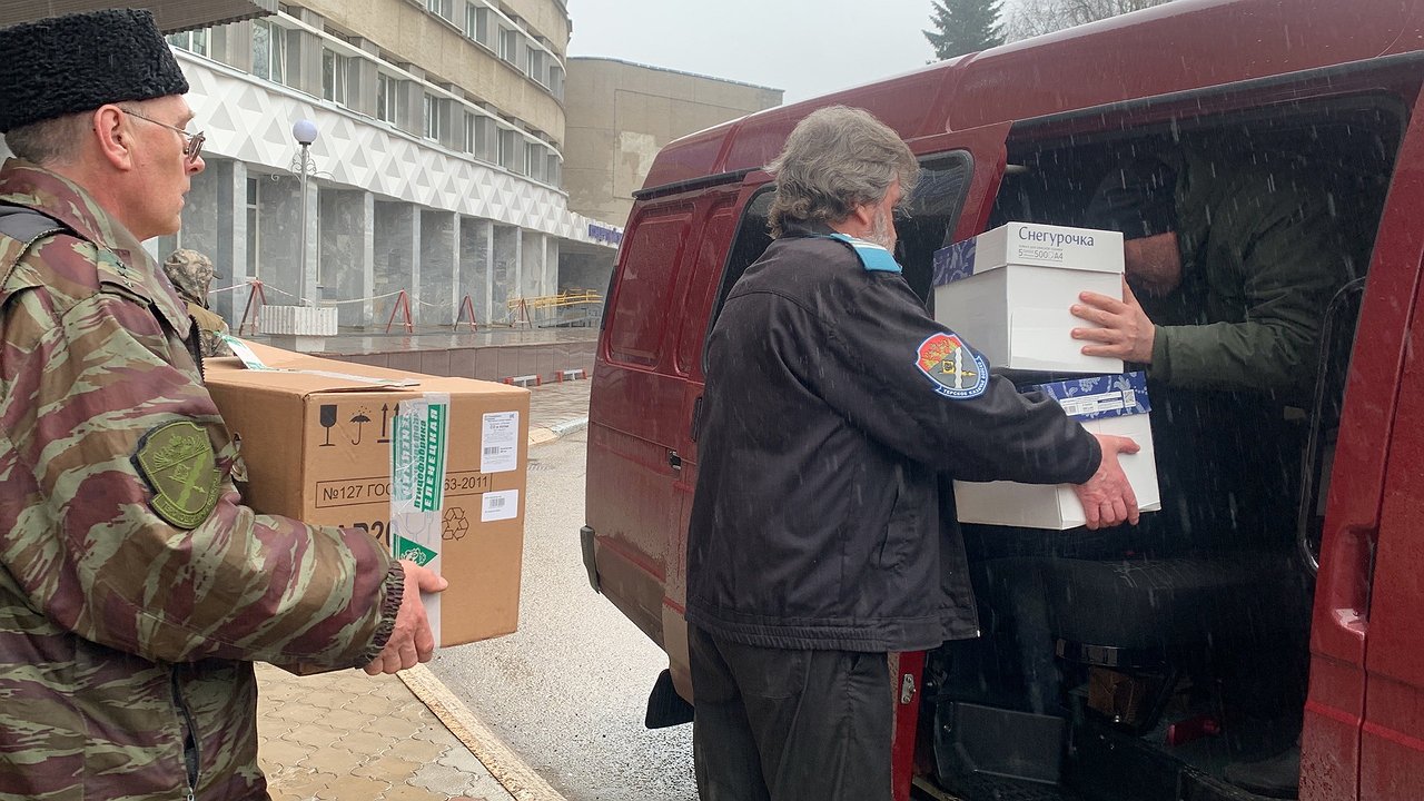 Главная картинка новости: Футбольные болельщики из Калуги собрали гумпомощь для Курска