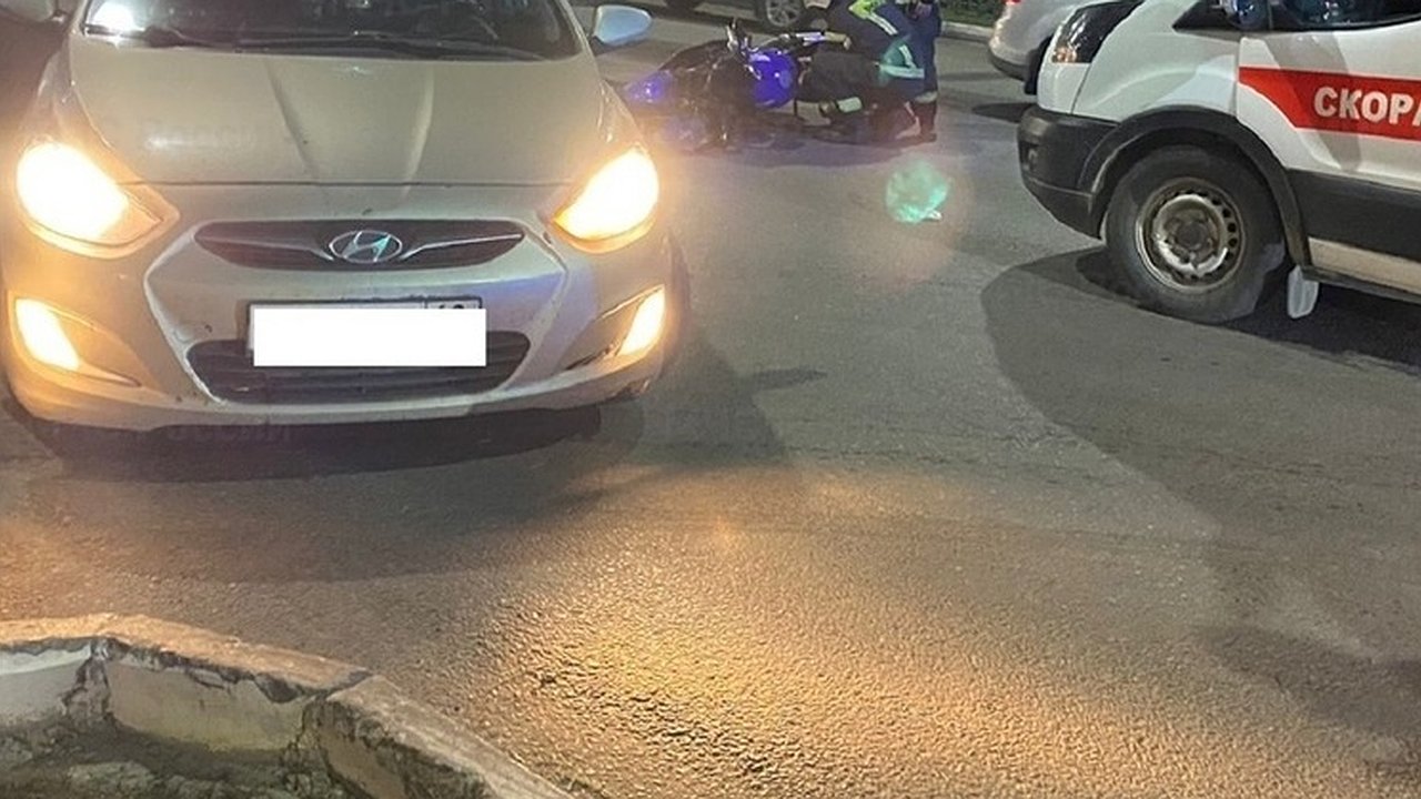 Главная картинка новости: В центре Калуги столкнулись спортивный мотоцикл и иномарка 