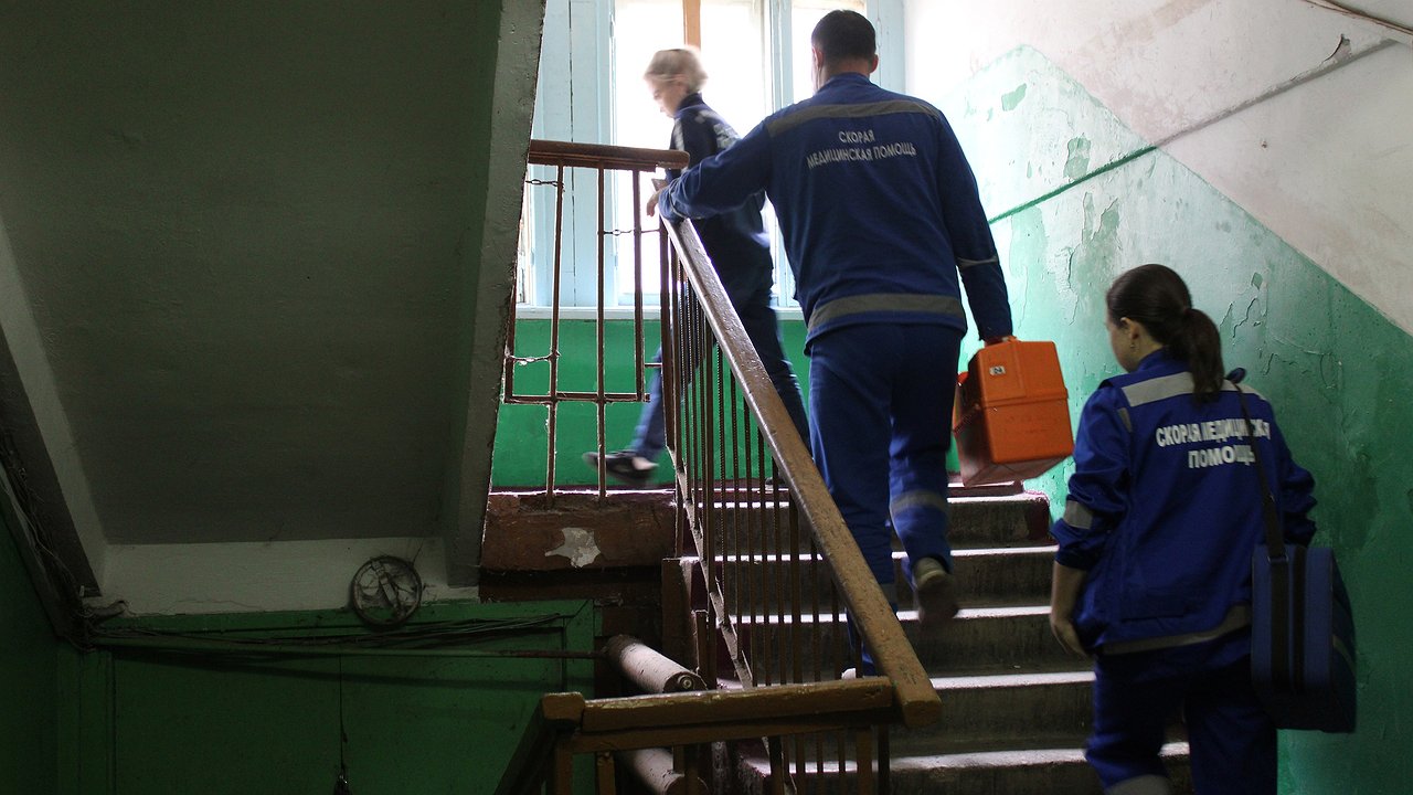 Главная картинка новости: В Калужской области мужчина случайно разбил стекло рукой и умер от потери крови