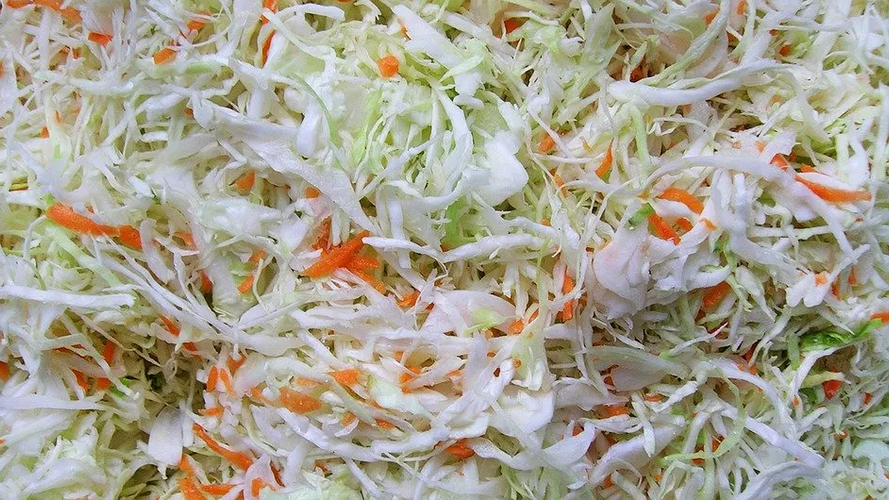 Главная картинка новости: Квашу капусту только так: получается очень вкусной, сладкой и хрустящей — раскрыт старинный рецепт