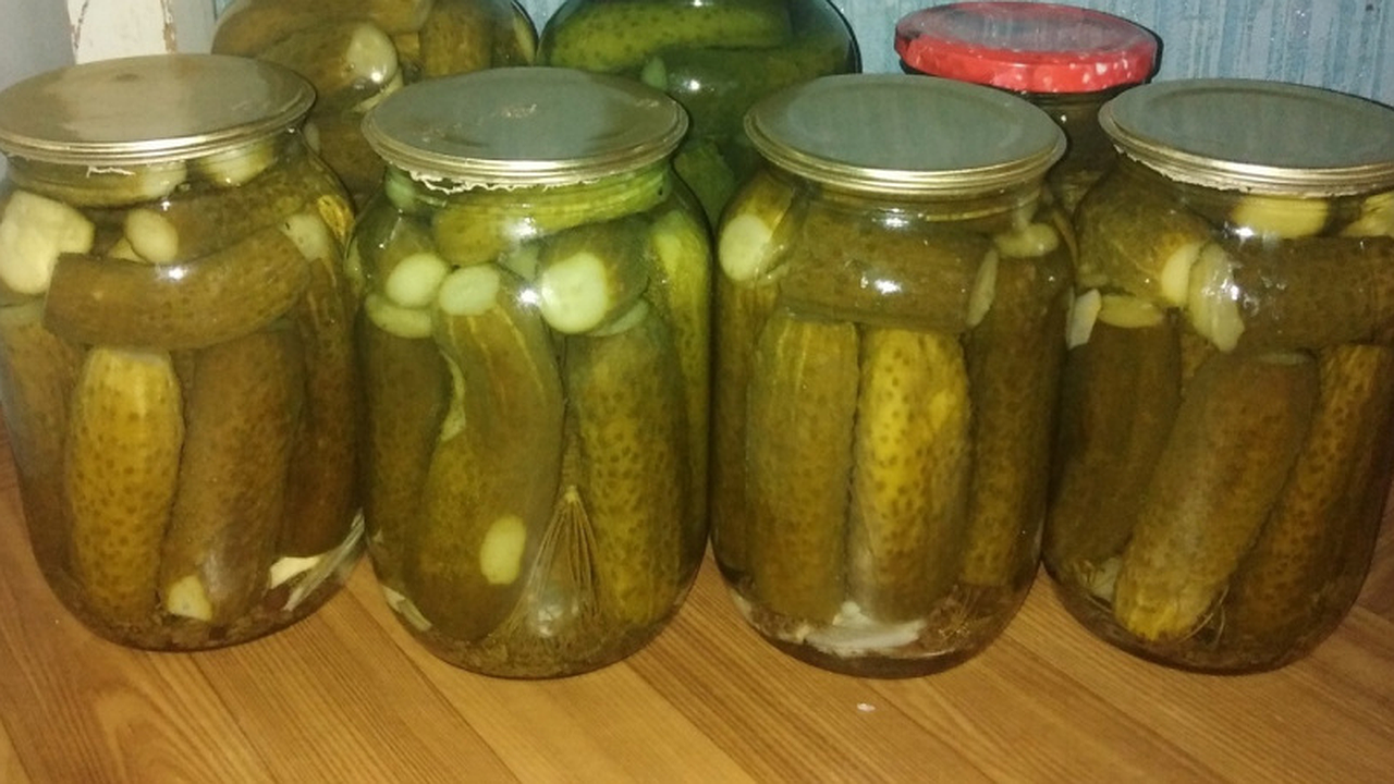 Главная картинка новости: Маринуем хрустящие огурцы в банке 1 литр: просто и вкусно