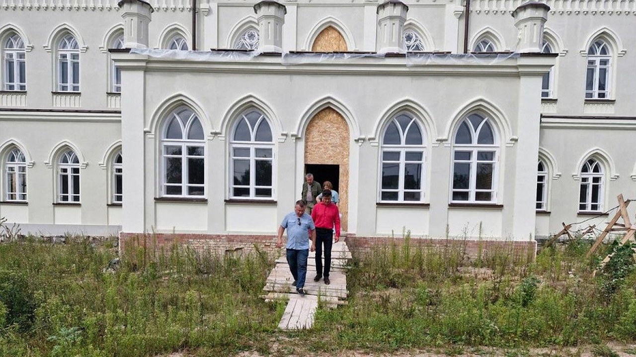 Главная картинка новости: В Ферзиковском районе продолжаются восстановительные работы Готического дома