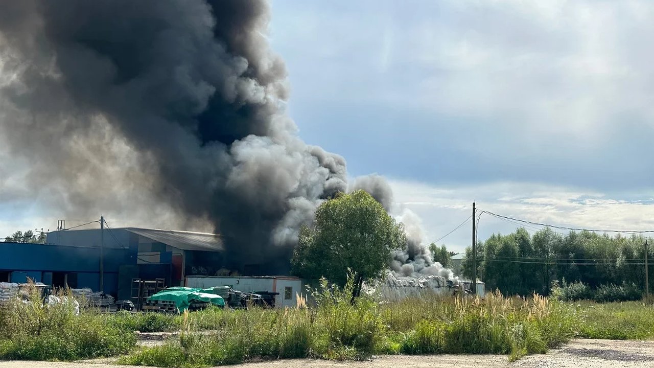 Главная картинка новости: В Калужской области горит склад пластмассовых изделий