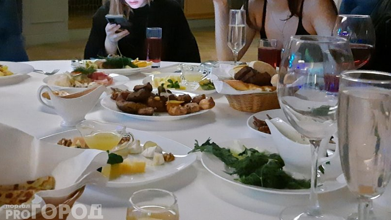 Главная картинка новости: Все ждут, пока вы уйдете: эти три привычки в гостях выдают низкий интеллект, избегайте их