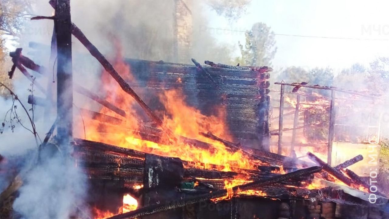 Главная картинка новости: В Калужской области дотла сгорел жилой дом