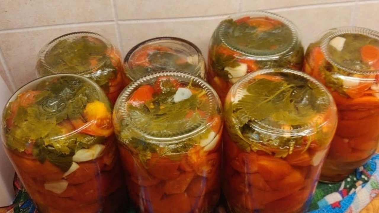 Главная картинка новости: Помидоры дольками с луком: простой рецепт закуски на зиму