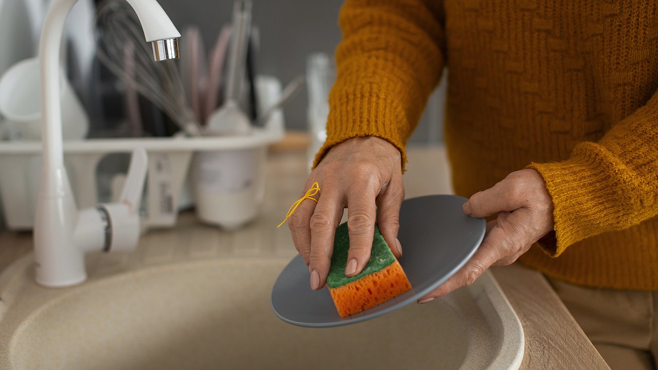 Главная картинка новости: Уже давно забыла про губки для посуды: вот чем пользуюсь вместо них: экономит кучу денег