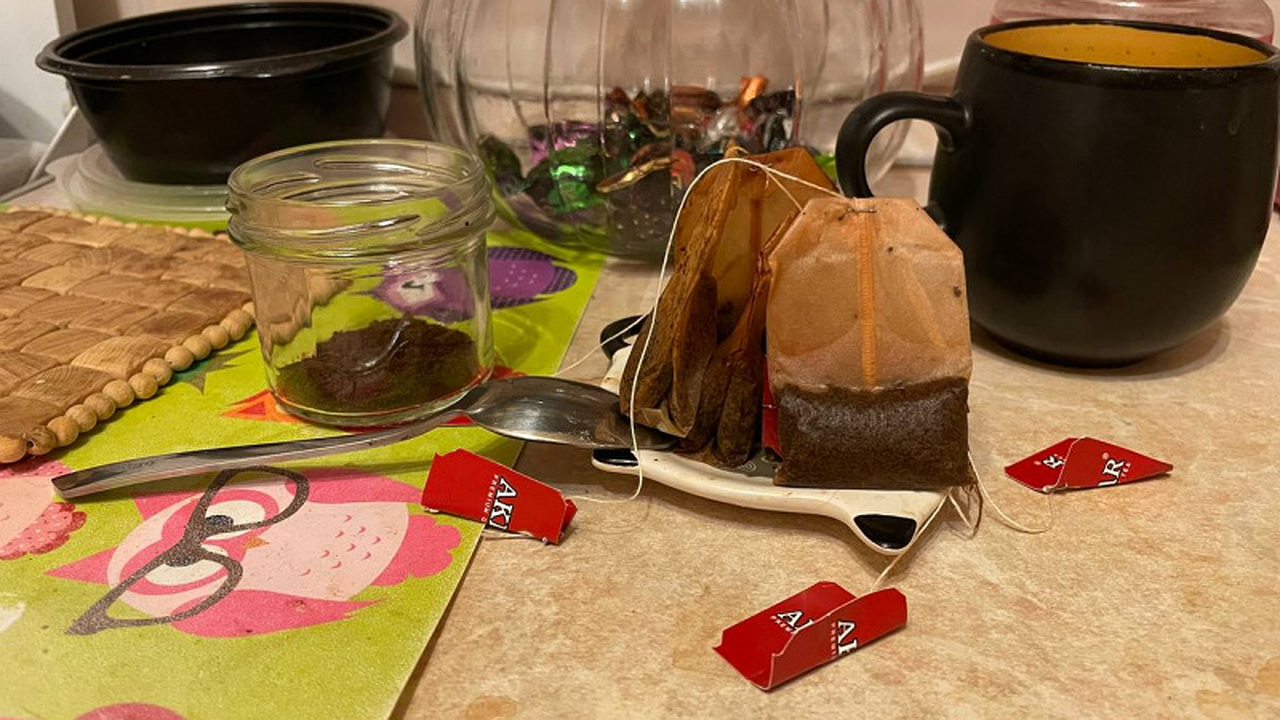 Главная картинка новости: Жарю чайные пакетики в сковороде — решаю многолетнюю проблему: подруги в шоке от пользы