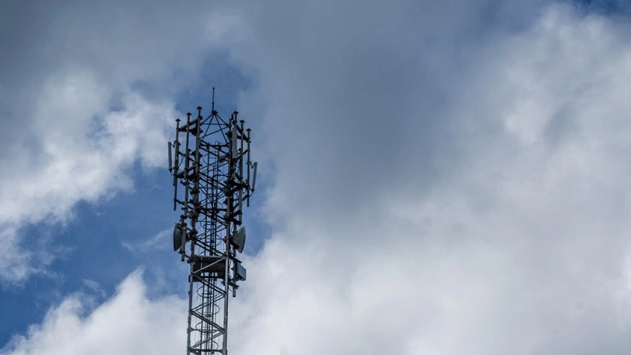 Главная картинка новости: Калужанам рассказали, куда можно сообщить о замеченных дронах