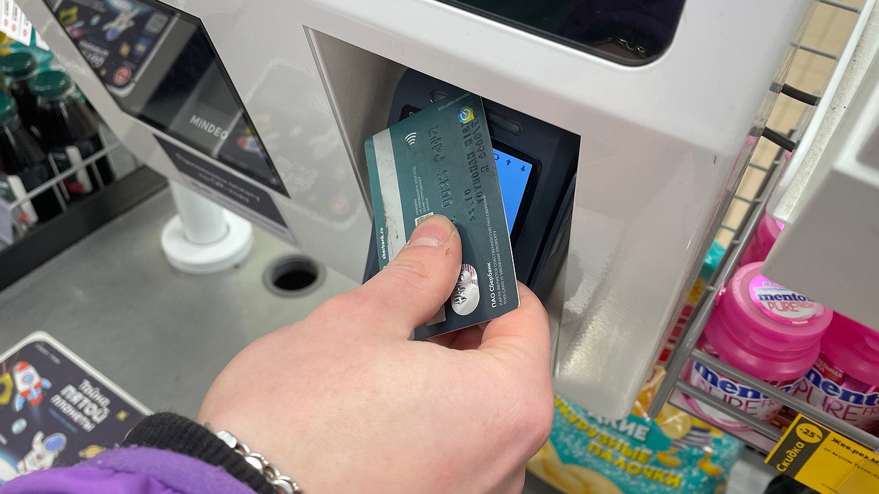 Главная картинка новости: Калужанин отдал свою карту незнакомцу и теперь за это может сесть в тюрьму