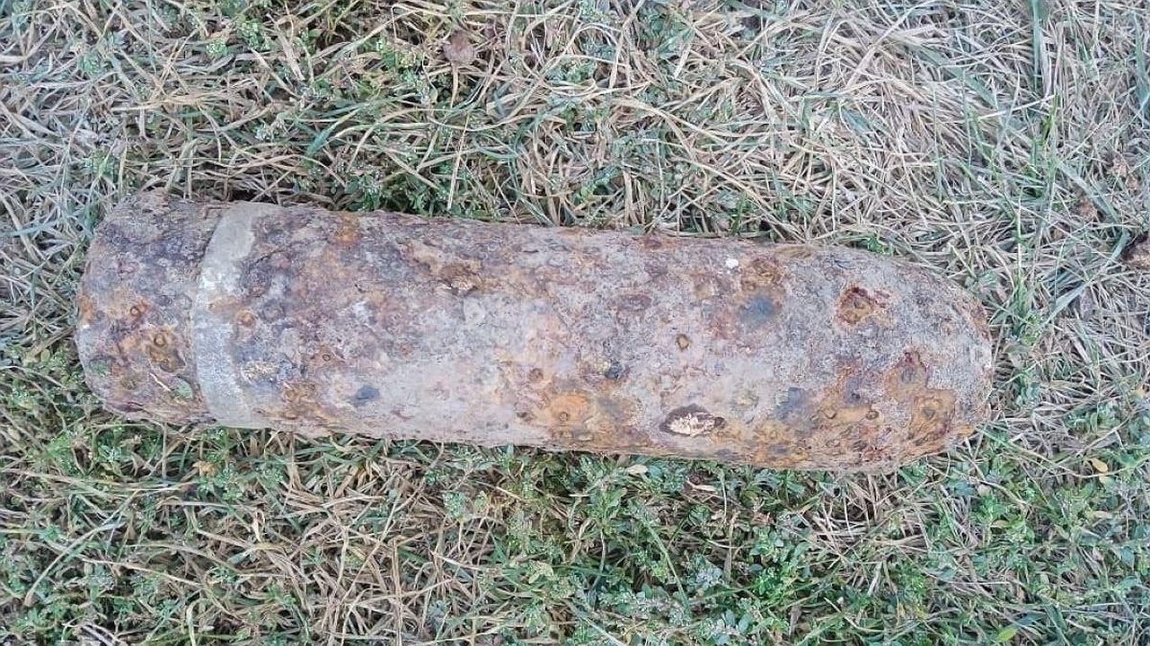 Главная картинка новости: В селе Березичи в Калужской области всего в ста метрах от дома нашли снаряд 