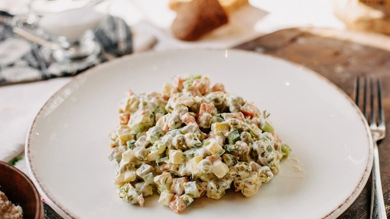 Главная картинка новости: Неожиданная замена надоевшего всем Оливье: салат Киевский — гости сметут его первым со стола