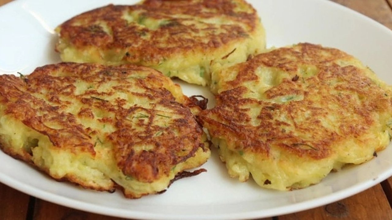 Главная картинка новости: Кабачковые оладьи с секретом: Для хруста и вкуса кладу в них 1 плод — никакой клейкости и водянистости не будет