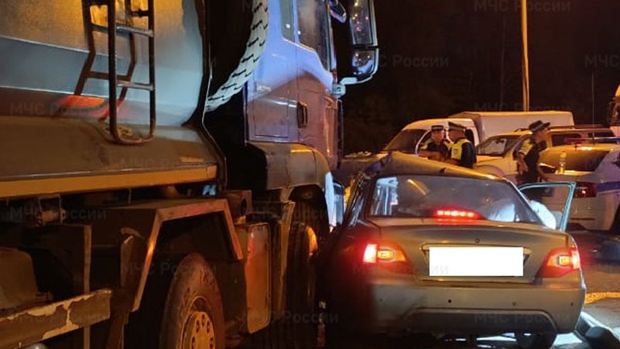 Главная картинка новости:  В Калужской области грузовик столкнулся с легковушкой 