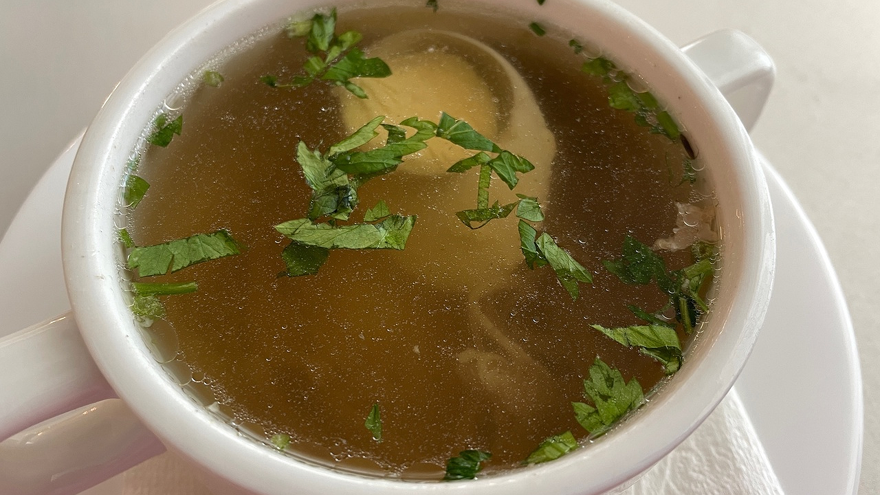 Главная картинка новости: Куриный бульон будет прозрачнее слезы: добавьте при варке мяса этот ингредиент — ароматный и вкусный суп обеспечен