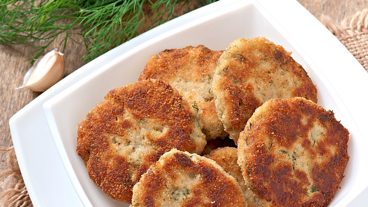 Главная картинка новости: Чтобы котлеты таяли во рту, бабушка научила добавлять в фарш особый ингредиент: готовлю только так и никак иначе