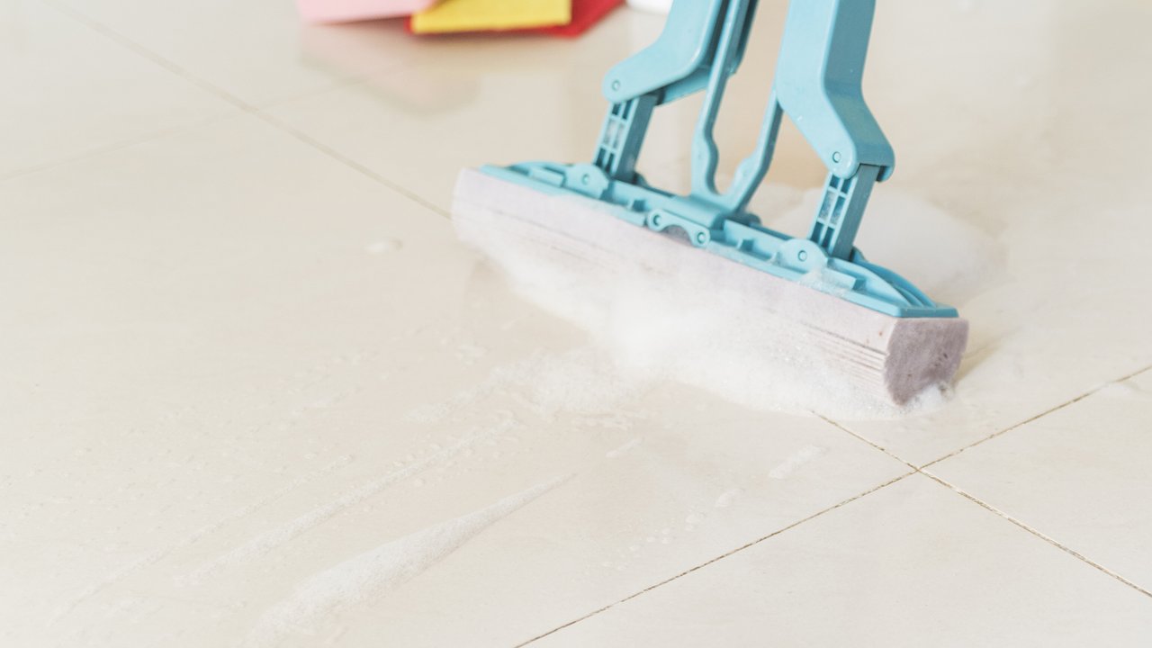 Главная картинка новости: Стакан на ведро — и ламинат с линолеумом чистые до блеска: теперь другие средства не использую — и убираться реже