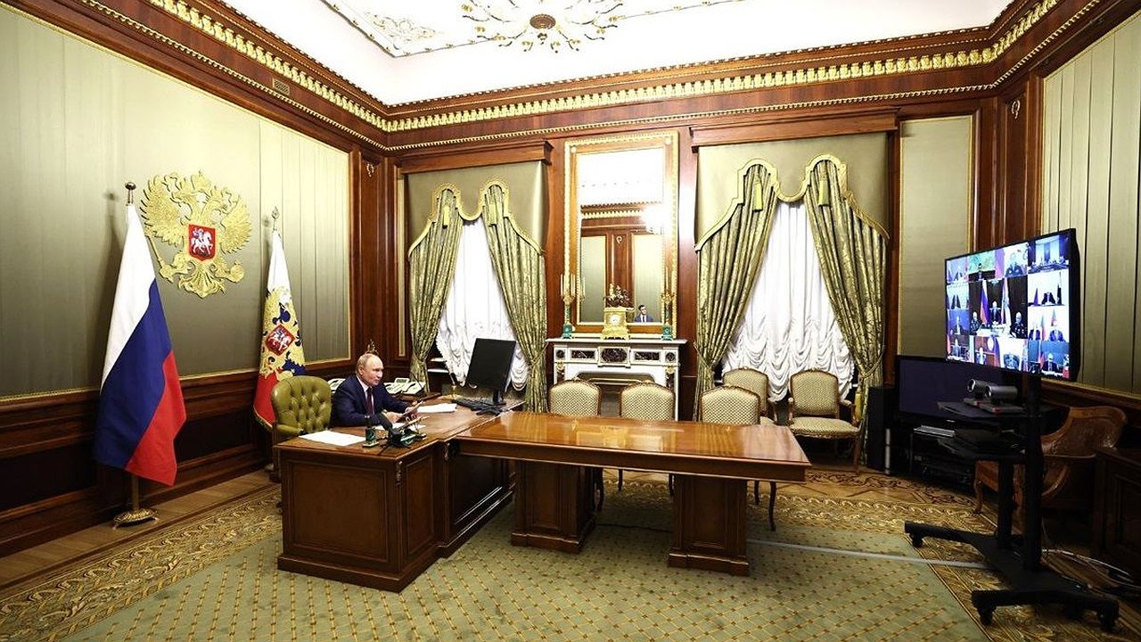 Главная картинка новости: Владислав Шапша обсудил ВС РФ на совещании с Владимиром Путиным