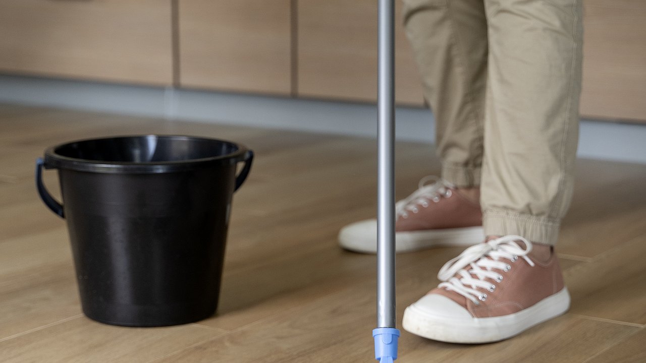 Главная картинка новости: Стакан на ведро — и ламинат с линолеумом чистые до блеска: теперь другие средства не использую — и убираюсь реже