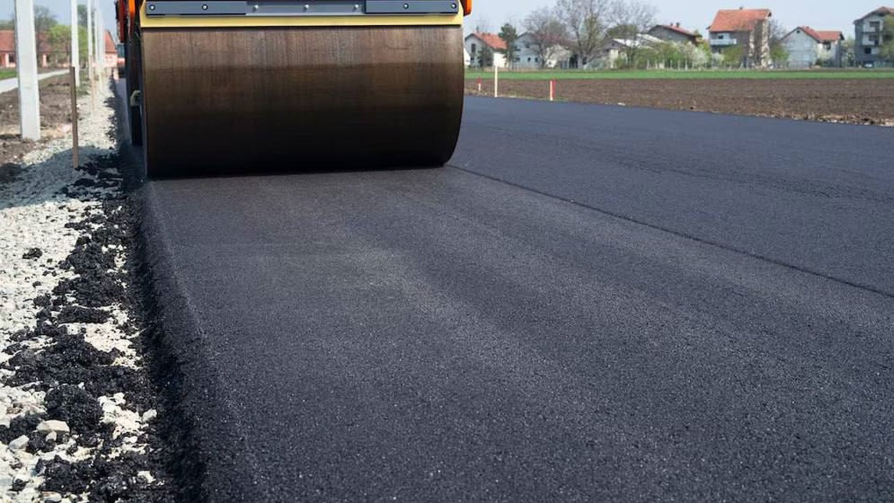 Главная картинка новости: Нерасторопность подрядчика: ремонт дороги в Дзержинском районе задержался