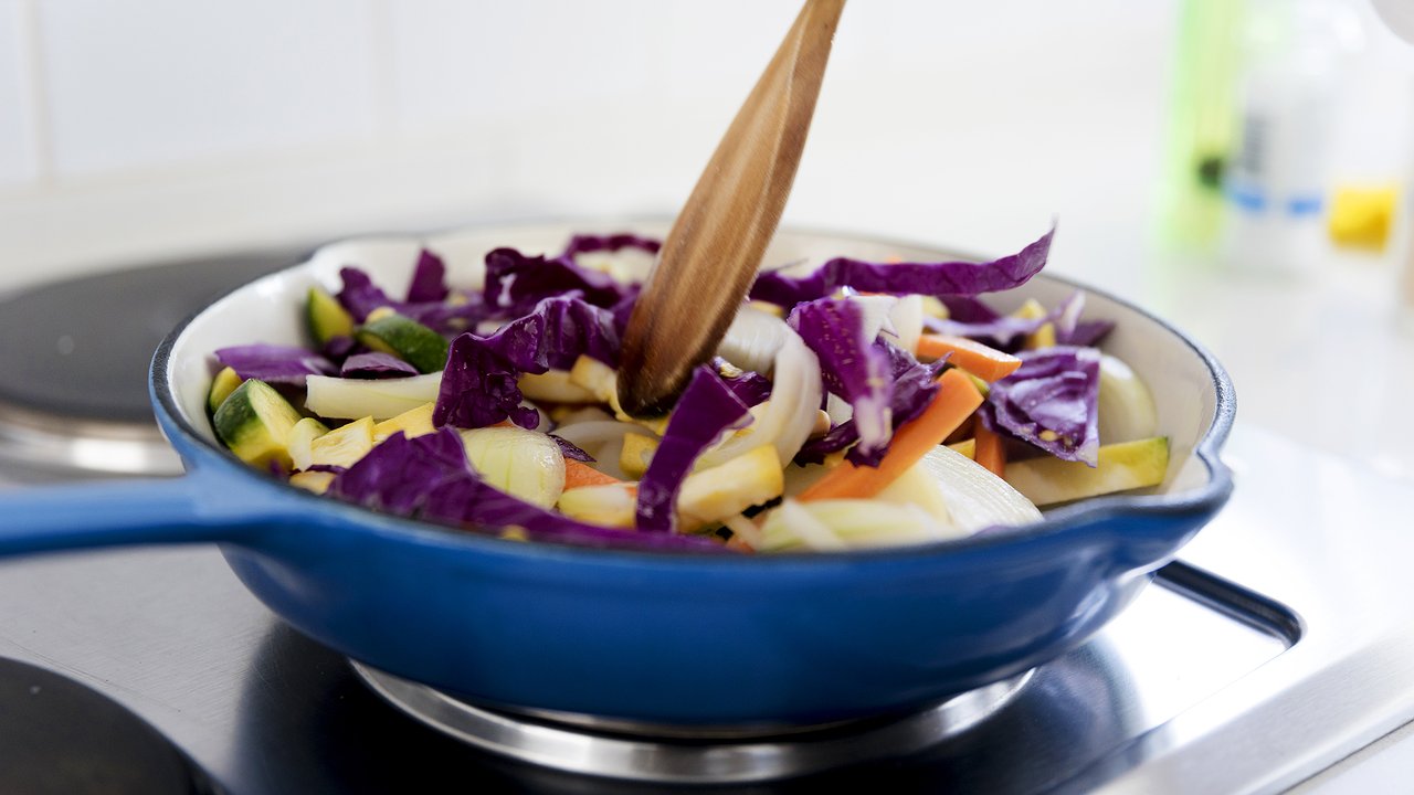 Главная картинка новости: Что обжаривается первым — лук или морковь? Запишите простое правило приготовления вкусной зажарки