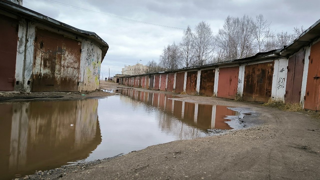Главная картинка новости: Улицы посёлка в Калужской области затапливает водой