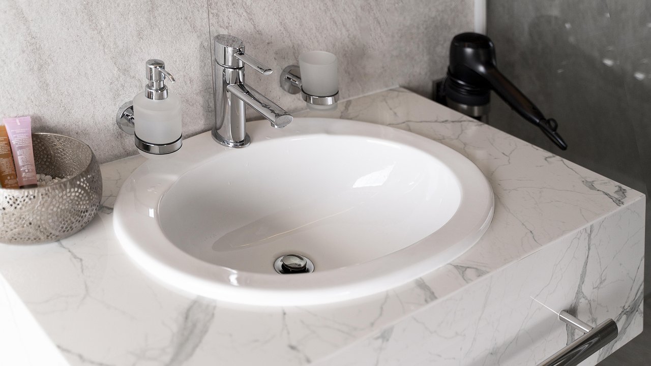 Главная картинка новости: Засыпаю в слив 1 стакан — засор уносит в трубу воронкой: вот что творит порошок из аптеки — конец возни с вантузом