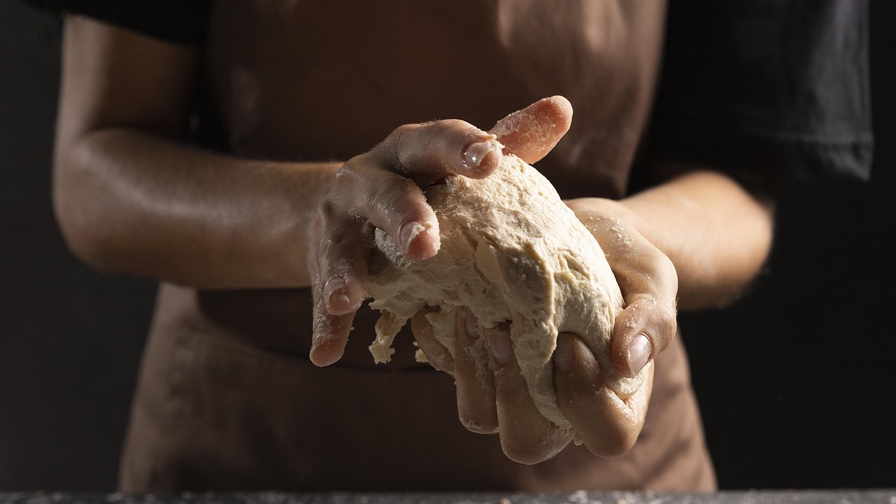 Главная картинка новости: Вареники и пельмени больше не разварятся: добавьте всего одну ложку этого в муку - простой рецепт эластичного теста