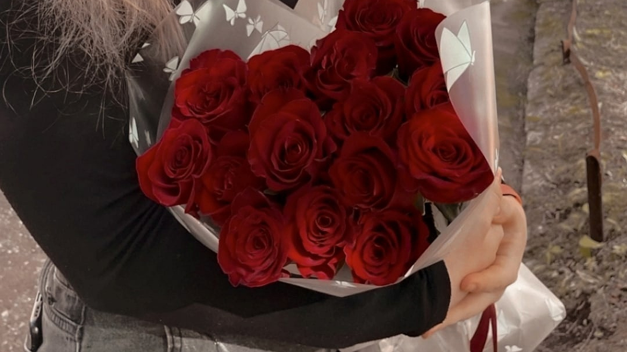 Главная картинка новости: Что надо сделать с розами после первого снега, чтобы они перезимовали сезон без потери