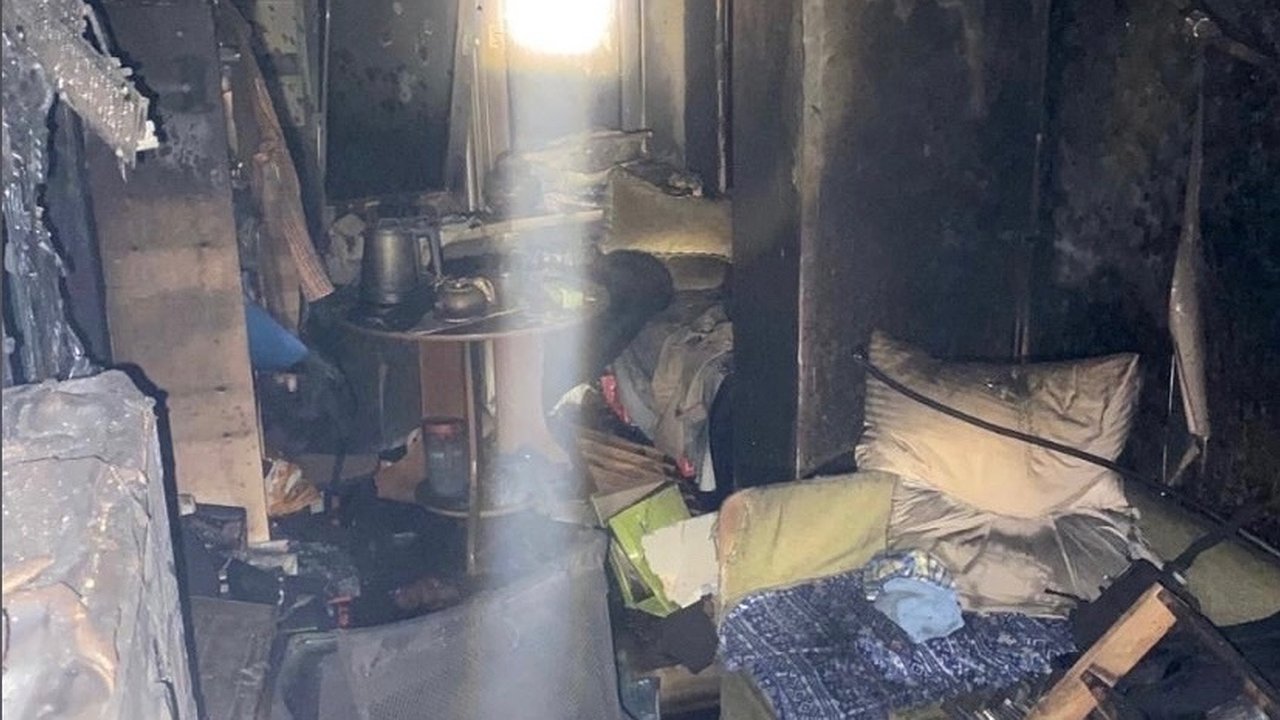 Главная картинка новости: В Калужской области из огня спасли двоих детей