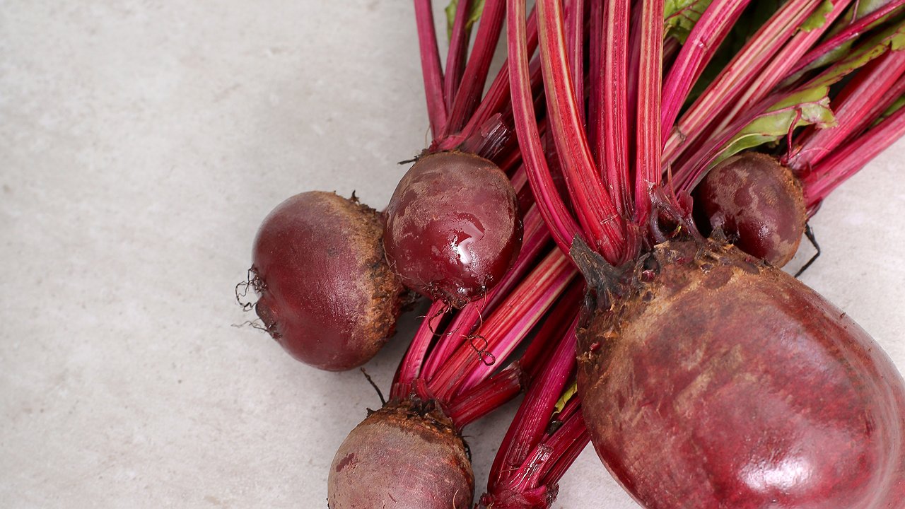 Главная картинка новости: Вываривать свеклу часами не нужно — хватит всего 15 минут: овощ станет вкуснее и сочнее всего благодаря одному секрету