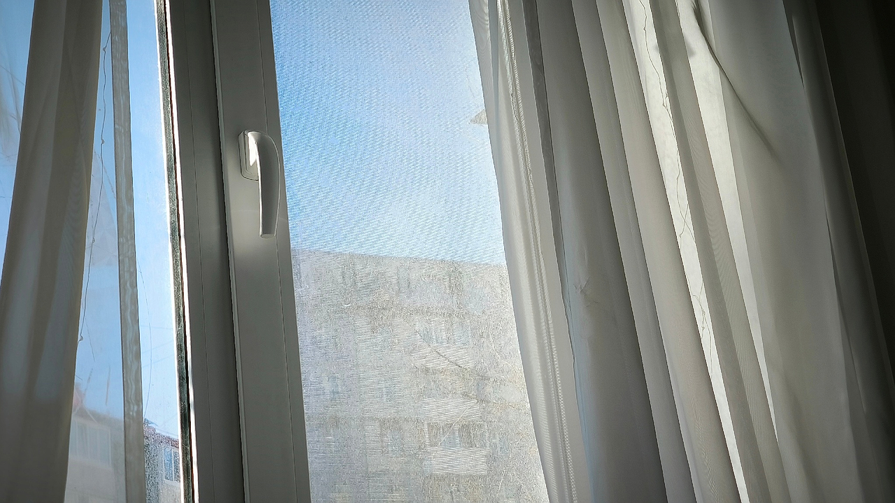 Главная картинка новости: Наклеили за 5 минут и не мерзнем: из окон больше не дует, а подоконник очень теплый