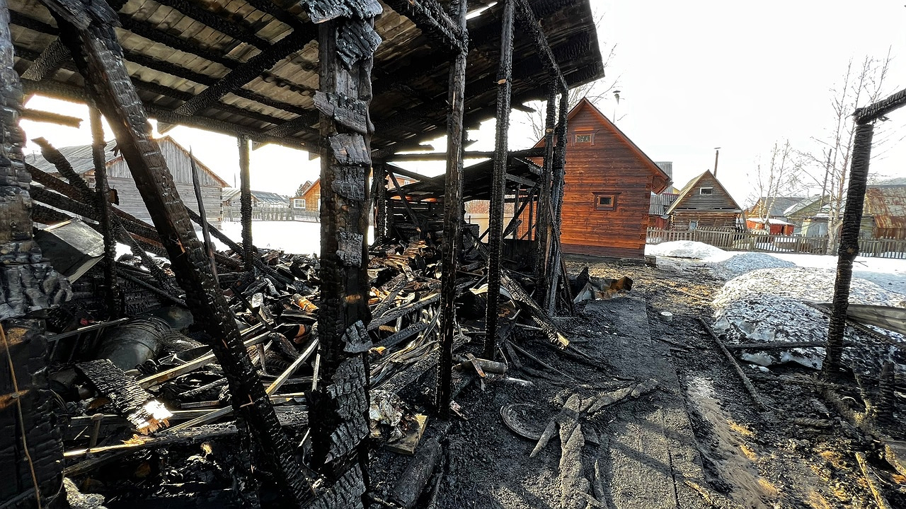 Главная картинка новости: Обнинские пожарные спасли целый жилой дом от огня