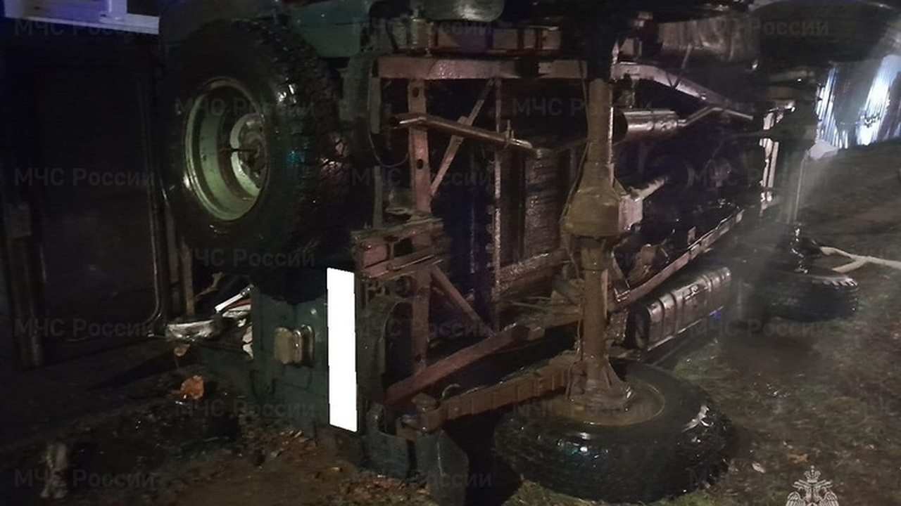 Главная картинка новости: В сгоревшем УАЗике в Юхнове погиб мужчина