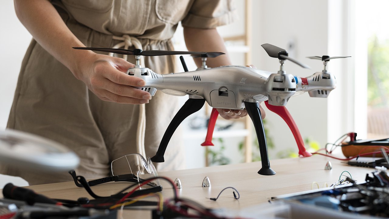 Главная картинка новости: Калужанам запретили запускать коптеры для съёмок ещё на три месяца